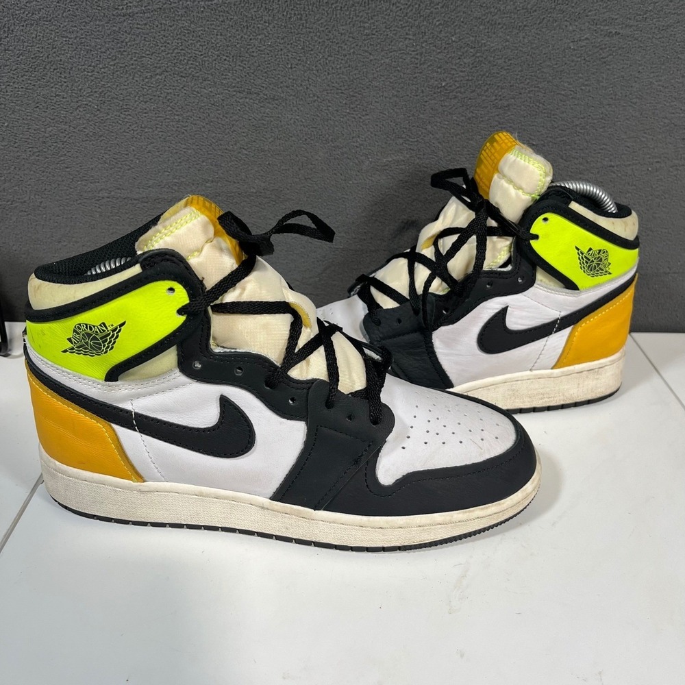 Nike Air Jordan 1 Retro High OG Volt Gold Kids 5.5Y White Black 575441-118